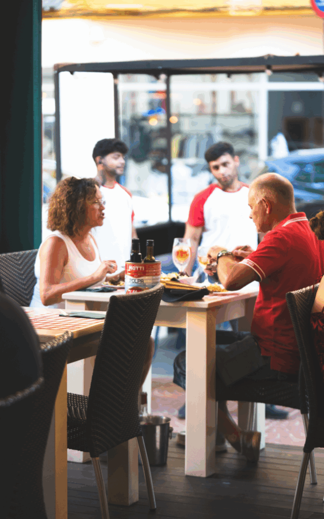 Clientes disfrutando de pasta y pizza