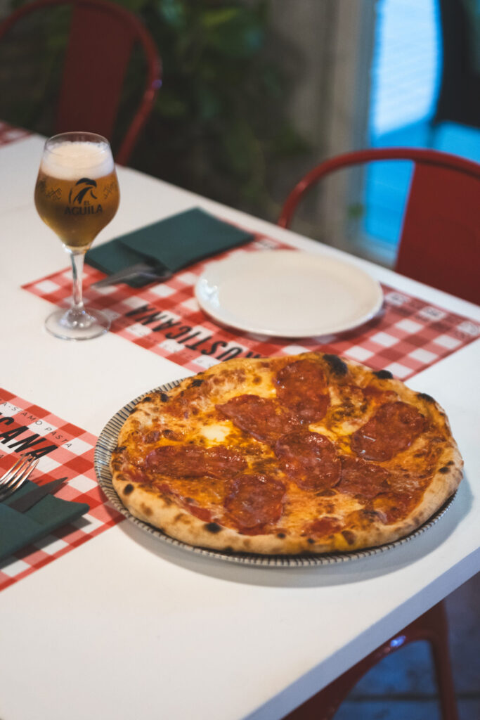 Pizza hecha en horno napoletano