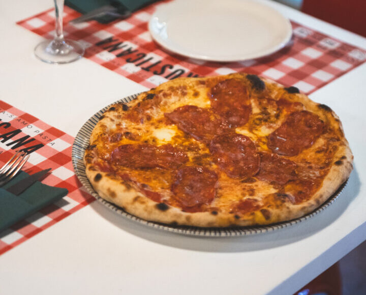 Pizza hecha en horno napoletano