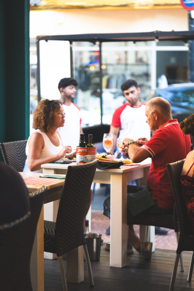 Clientes comiendo en La Rusticana